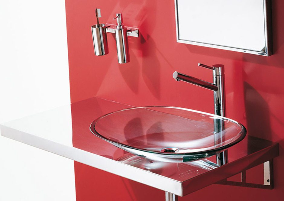 Baño rojo con el lavabo de cristal :: Imágenes y fotos