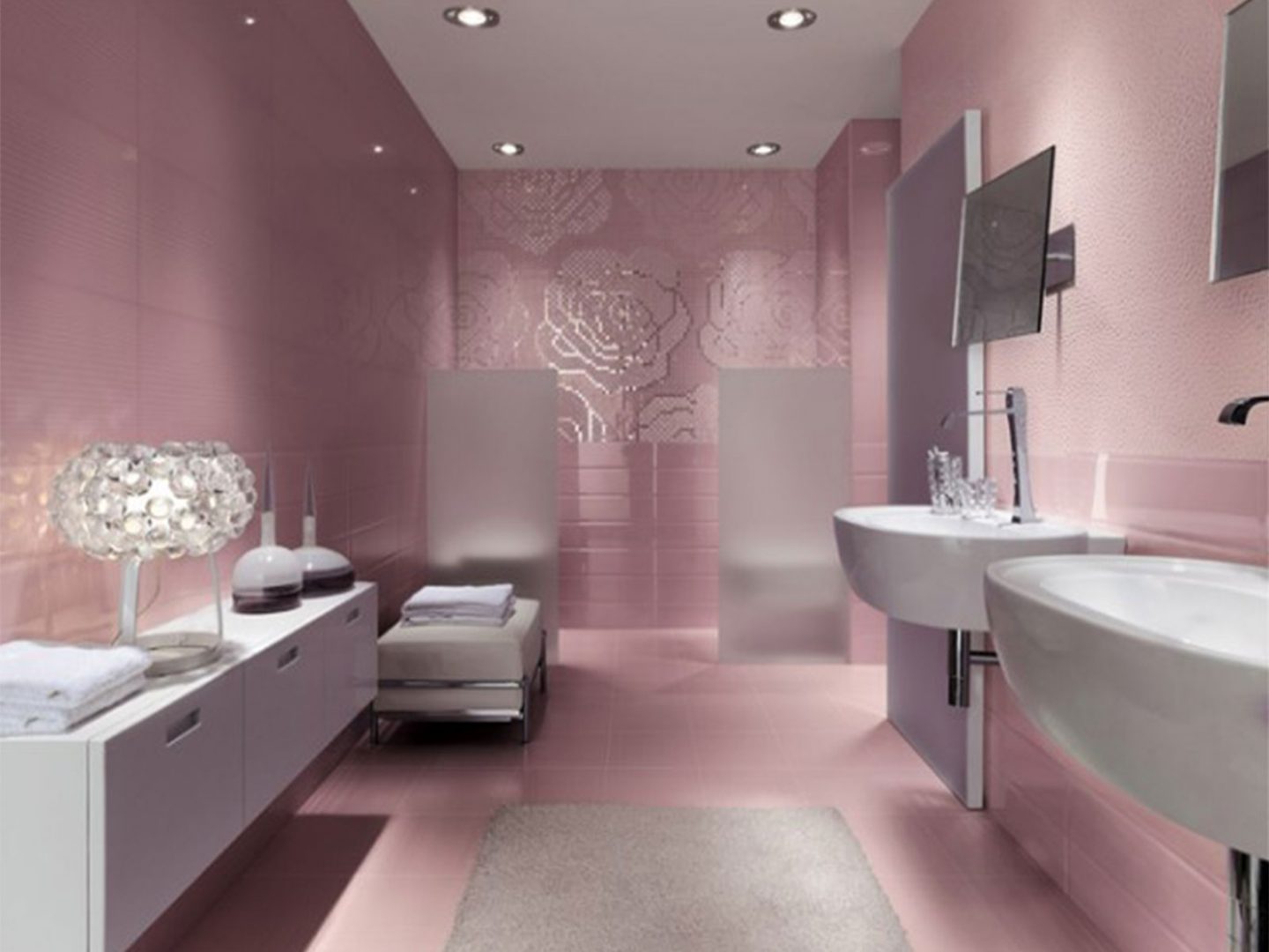 Baño de diseño en color rosa
